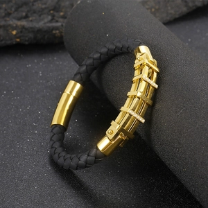 Dettaglio del bracciale intrecciato da uomo con fibbia dorata e zirconi incastonati