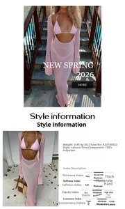 Détail de l'ensemble tricoté rose avec bikini licou et robe longue ajourée à manches longues