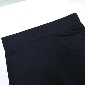 Détail de la taille élastique large du pantalon noir ajusté avec coutures de qualité