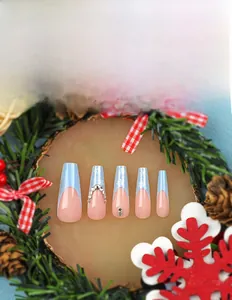 Dettaglio unghie finte coffin blu French con strass e decorazioni natalizie