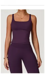 Ensemble de yoga violet avec brassière carrée et legging côtelé à taille haute