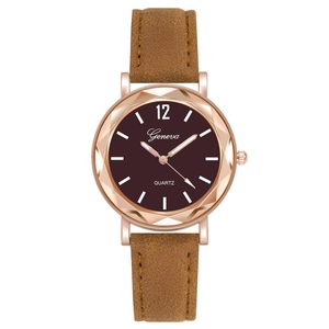 Montre quartz pour femme avec boîtier or rose facetté et bracelet en daim marron