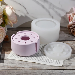 Makroaufnahme von Silikonform-Set und fertiger rosa runder Aufbewahrungsbox aus Gips