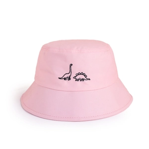 Détail du chapeau bob rose en coton avec broderies de dinosaures et coutures propres