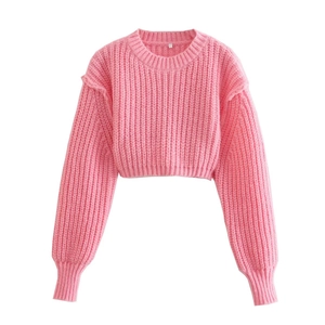 Maglione corto da donna in maglia spessa rosa con scollo rotondo e polsini a costine