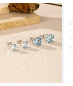 Vue détaillée des boucles d'oreilles en argent 925 avec pierres bleues claires rondes