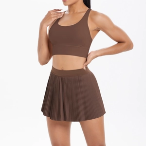 Détail de la jupe de fitness plissée moka avec large ceinture élastique à la taille