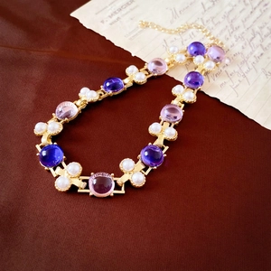 Gargantilla vintage dorada con piedras de resina púrpura y perlas blancas de estilo elegante