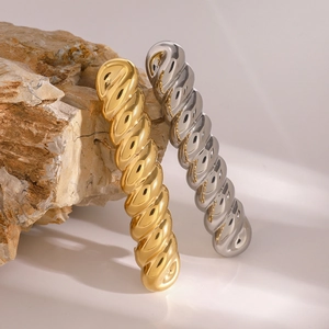 Minimalistische gedraaide haarspelden van roestvrij staal in goud en zilver