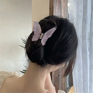 Pinza para el pelo con forma de mariposa morada mate en un peinado recogido chic