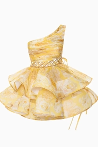 Dettaglio dell'abito corto giallo a fiori monospalla con orlo in chiffon a balze
