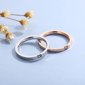 Bagues de couple fines en acier titane argent et or rose avec zircone incrustée
