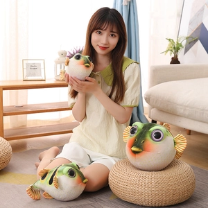 Détail de peaux de peluche poisson-globe en différentes tailles avec dégradé vert
