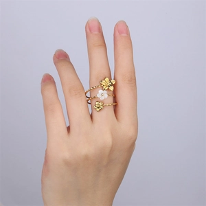 Three-piece 18k gold stainless steel ring set with shell flowers and twisted bands
