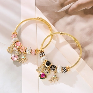 Bracelets en câble d'acier doré avec pendentifs d'ours en peluche et de cœurs