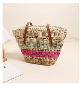 Détail d'un sac cabas en paille tissée avec rayures colorées et poignées en cuir marron
