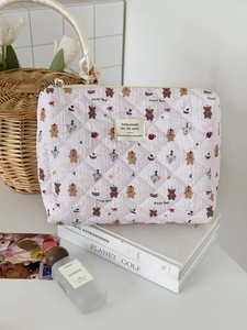 Trousse de maquillage matelassée rose avec motifs ours et cerise en décor stylé