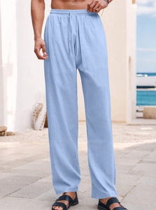 Dettaglio dei pantaloni in lino azzurro con coulisse elastica in vita e tessuto traspirante