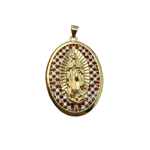 Colgante ovalado dorado de la Virgen María Guadalupe con borde de circón para mujer