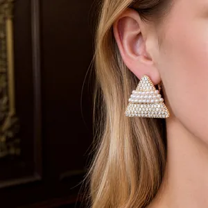 Élégantes boucles d'oreilles clips triangulaires plaquées or 18 carats avec perles