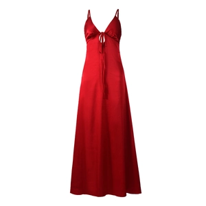 Détail d'une robe longue en satin rouge avec décolleté en V et laçage frontal