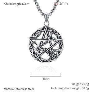 Détail macro du pendentif en acier inoxydable avec un serpent enroulé autour d'un pentagramme