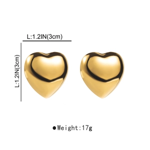Detailansicht der 3cm goldfarbenen 3D Herzohrringe mit polierter Spiegeloberfläche