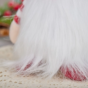 Macro d'une barbe blanche de gnome et pieds rouges tricotés pour décor de Noël