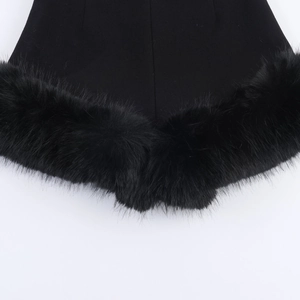 Sexy schwarze figurbetonte Shorts für Damen mit stylischem Kunstpelzbesatz auf weißem Grund