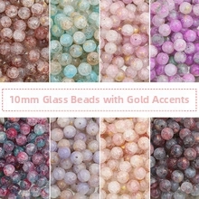 Dettaglio macro di perle di vetro smerigliato da 10mm con texture sabbia dorata fai-da-te