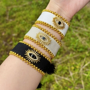 Handgefertigte gewebte Evil-Eye-Armbänder in Schwarz und Weiß mit Goldakzenten