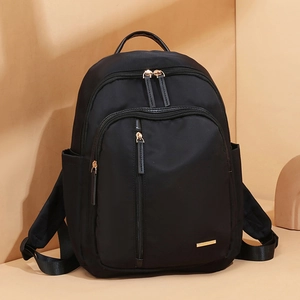 Mochila ligera de tela oxford negra para mujer con cremalleras doradas y bolsillos