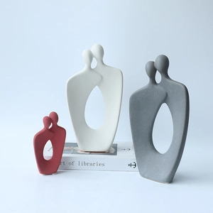 Set di tre figurine astratte in ceramica opaca per decorazioni domestiche moderne e chic