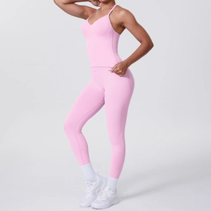 Detailansicht der rosa hochtaillierten Yoga-Leggings und des V-Ausschnitt-Tops aus nahtlosem Strick