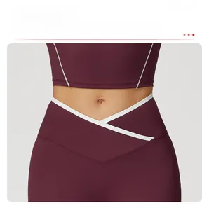 Detail van een high-waist yogabroek met V-vormige kruisband en witte contrasterende biezen