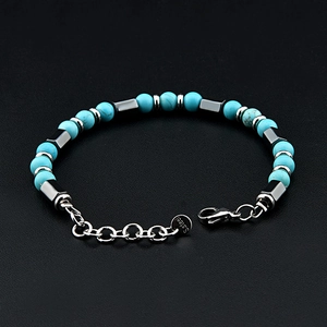 Détail du bracelet en perles d'hématite et turquoise avec fermoir en acier inoxydable