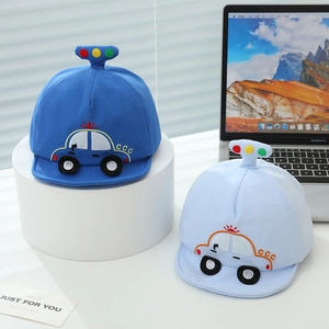 Casquette bébé en coton avec broderie voiture et détail de feu de signalisation
