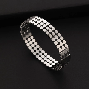 Bracelet large vintage en acier titane argenté avec design texturé en écailles