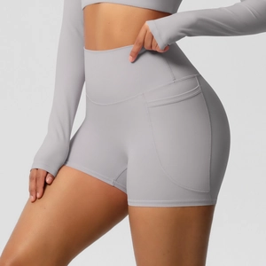Gros plan sur le short de yoga taille haute avec poche latérale en tissu gris clair