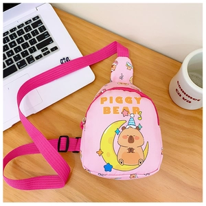 Sac de poitrine rose pour enfant motif capybara sur une table avec accessoires