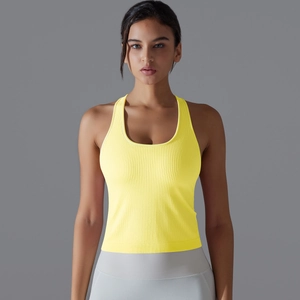 Détail du débardeur de sport côtelé jaune citron avec texture verticale respirante