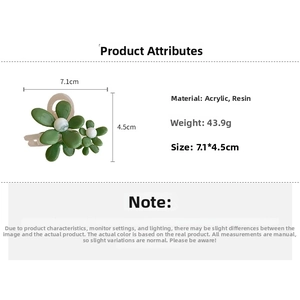 Dettaglio della molletta per capelli a fiore in acrilico con misure 7,1x4,5 cm