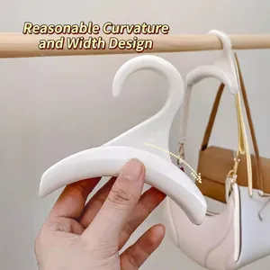 Witte brede gebogen handtashouder van kunststof voor kledingkast tegen tas vervorming