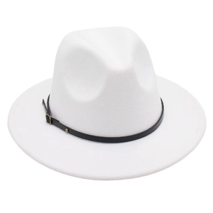 Nahaufnahme eines eleganten weißen Filzhuts mit schwarzem Gürtelband und Schnalle.