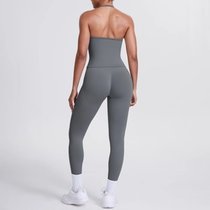Rückansicht des schiefergrauen Yoga-Sets mit Neckholder-BH und High-Waist-Leggings