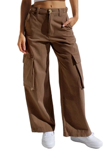 Detail der braunen Cargo-Hose mit mehreren Taschen und weitem Beinschnitt