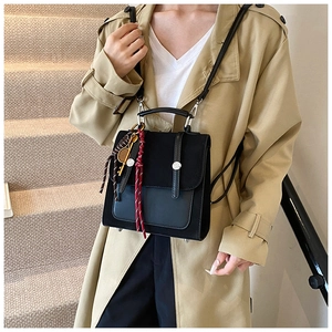 Bolso de hombro de PU negro con colgante de raqueta de tenis y remaches plateados