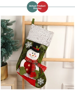 Détail d'une grande chaussette de Noël bonhomme de neige 3D avec revers en fausse fourrure