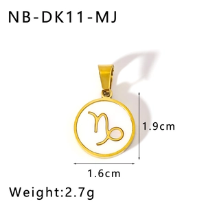 Détail macro du pendentif Capricorne plaqué or 18K avec nacre blanche et dimensions