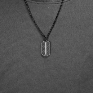 Collana da uomo con pendente rettangolare in fibra di carbonio e striscia d'argento
